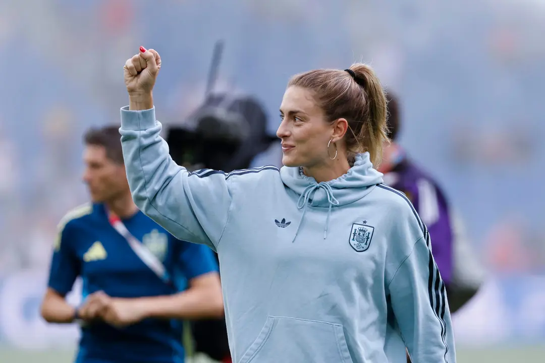 La centrocampista espa&ntilde;ola Alexia Putellas camina por el St. Jakob Park de Basilea (Suiza), horas antes de la final de la Eurocopa Femenina 2025 que disputan este domingo Espa&ntilde;a e Inglaterra. EFE/ Ana Escobar