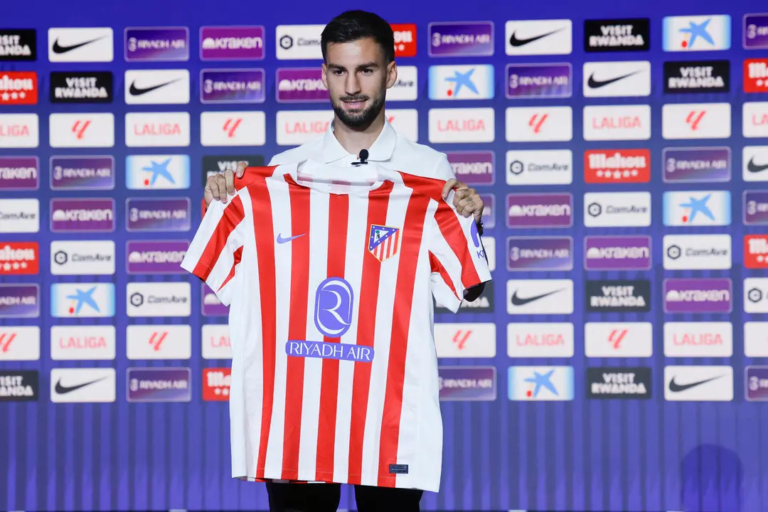 Alex Baena, gran atractivo del renovado Atl&eacute;tico de Madrid, durante su presentaci&oacute;n el pasado lunes. EFE/ Zipi