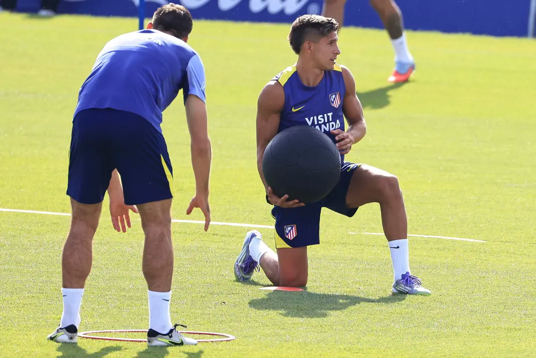 Giuliano Simeone, durante el entrenamiento de este viernes en Majadahonda. EFE/Pablo R. Seco