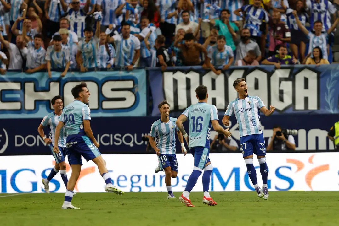 El delantero del M&aacute;laga Chupe (d) celebra tras marcar su gol durante el partido del Torneo Costa del Sol que M&aacute;laga CF y Real Betis disputan hoy s&aacute;bado en el estadio de La Rosaleda. EFE/Jorge Zapata