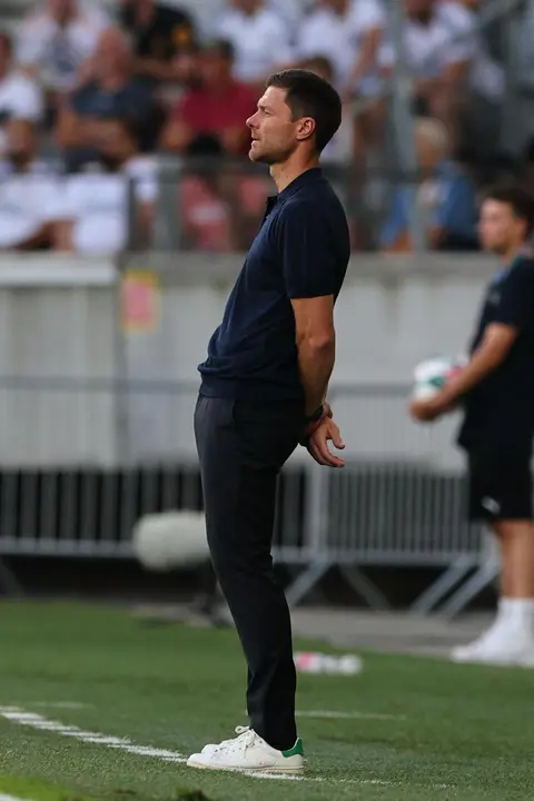 El entrenador del Real Madrid, Xabi Alonso, reacciona durante un partido amistoso entre el WSG Tirol y el Real Madrid, en Innsbruck, Austria, el 12 de agosto de 2025. (F&uacute;tbol, Amistoso) EFE/EPA/ANNA SZILAGYI