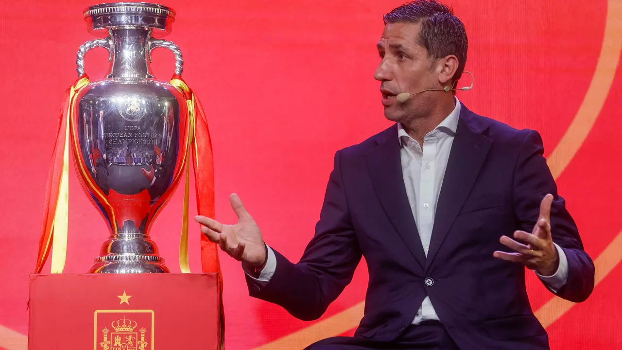 El exfutbolista Joan Capdevila durante la presentaci&oacute;n de la primera lista de 29 jugadores convocados para la disputa de la Eurocopa 2024, en la Ciudad del F&uacute;tbol de Las Rozas (Madrid). EFE/Fernando Alvarado