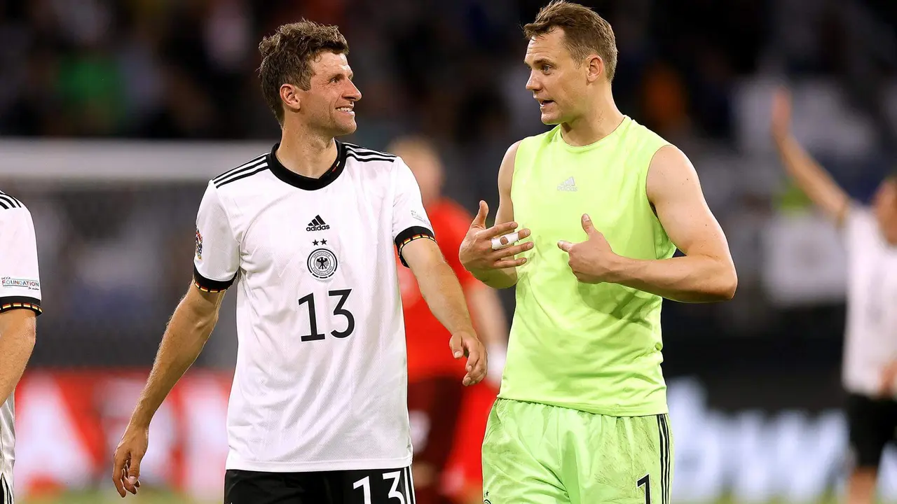 El delantero alem&aacute;n Thomas M&uuml;ller (I) junto al portero Manuel Neuer, durante un partido de la selecci&oacute;n alemana. EFE/EPA/Ronald Wittek
