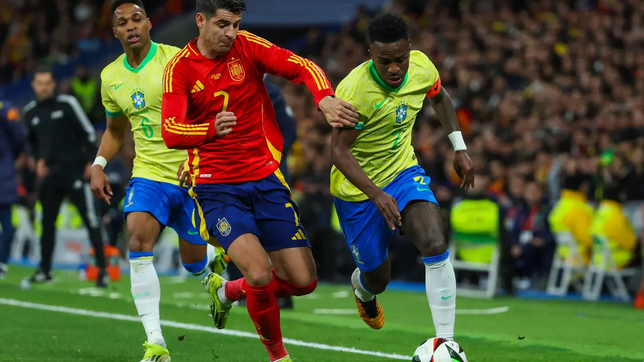 El delantero y capit&aacute;n de la selecci&oacute;n espa&ntilde;ola de f&uacute;tbol &Aacute;lvaro Morata, en una foto de archivo, durante un partido amistoso contra Brasil. EFE/Kiko Huesca