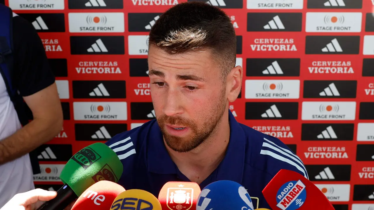 El portero del Athletic Club de Bilbao Unai Sim&oacute;n atiende a la prensa durante el d&iacute;a abierto a los medios de la selecci&oacute;n espa&ntilde;ola . EFE/ J.J. Guill&eacute;n