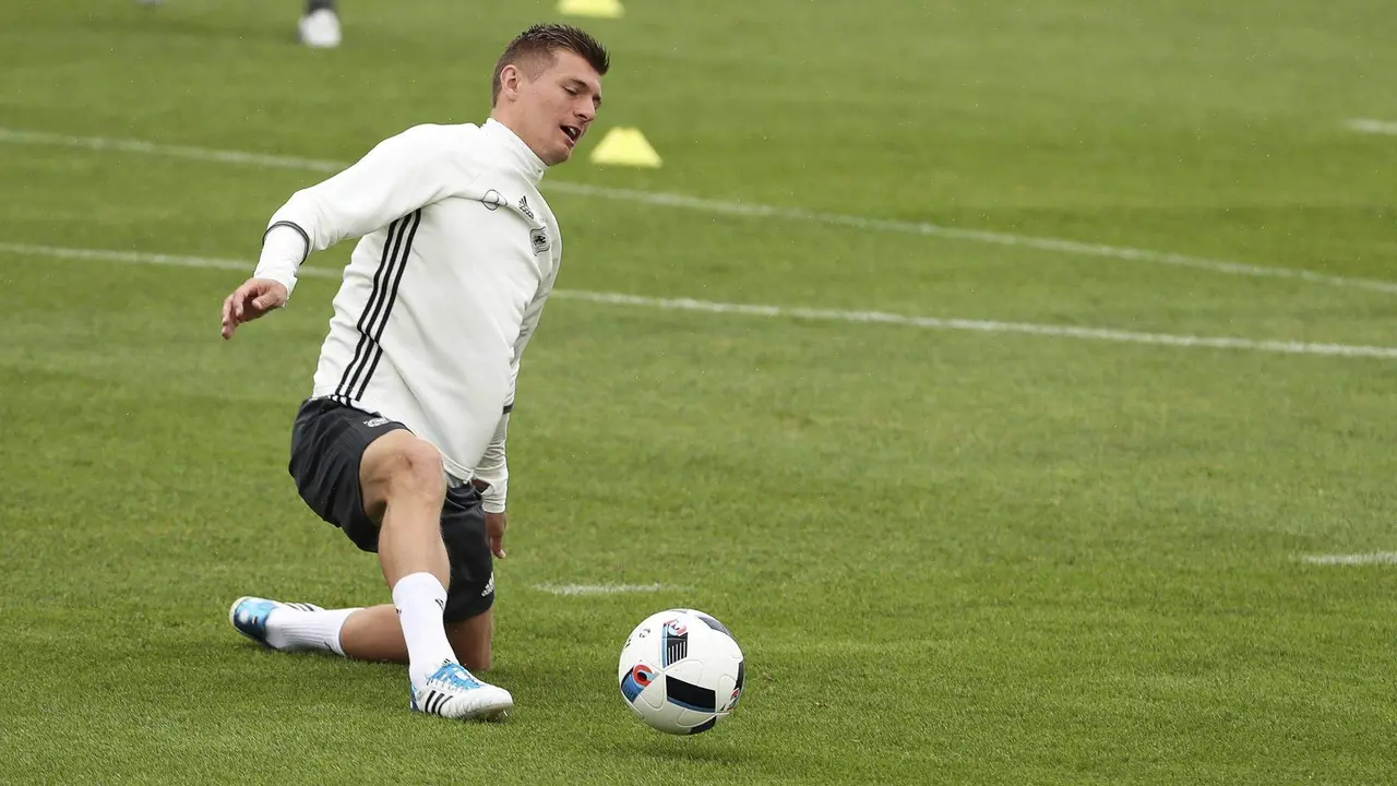 El jugador de la selecci&oacute;n alemana de f&uacute;tbol, Toni Kroos, en foto de archivo de CHRISTIAN CHARISIUS. EFE