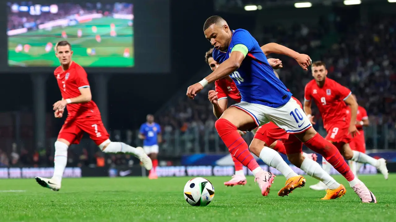 El delantero franc&eacute;s Kylian Mbappe (d) en acci&oacute;n ante el luxemburgu&eacute;s Eldin Dzogovic durante el amistoso jugado por Francia y Luxemburgo en Metz, Francia. EFE/EPA/CHRISTOPHER NEUNDORF