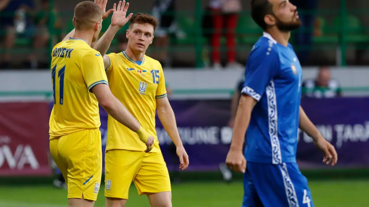 Los delanteros de Ucrania Artem Dovbyk (I) y Viktor Tsygankov (c) celebran un gol durante el amistoso que han jugado Ucrania y Moldavia jugado en Chisinau, Moldovia. EFE/EPA/DUMITRU DORU