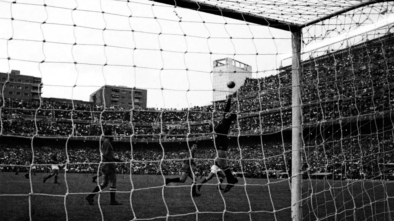 Lev Yashin no puede parar el gol marcado de cabeza por Marcelino en la final de 1964.EFE/Luis Mill&aacute;n