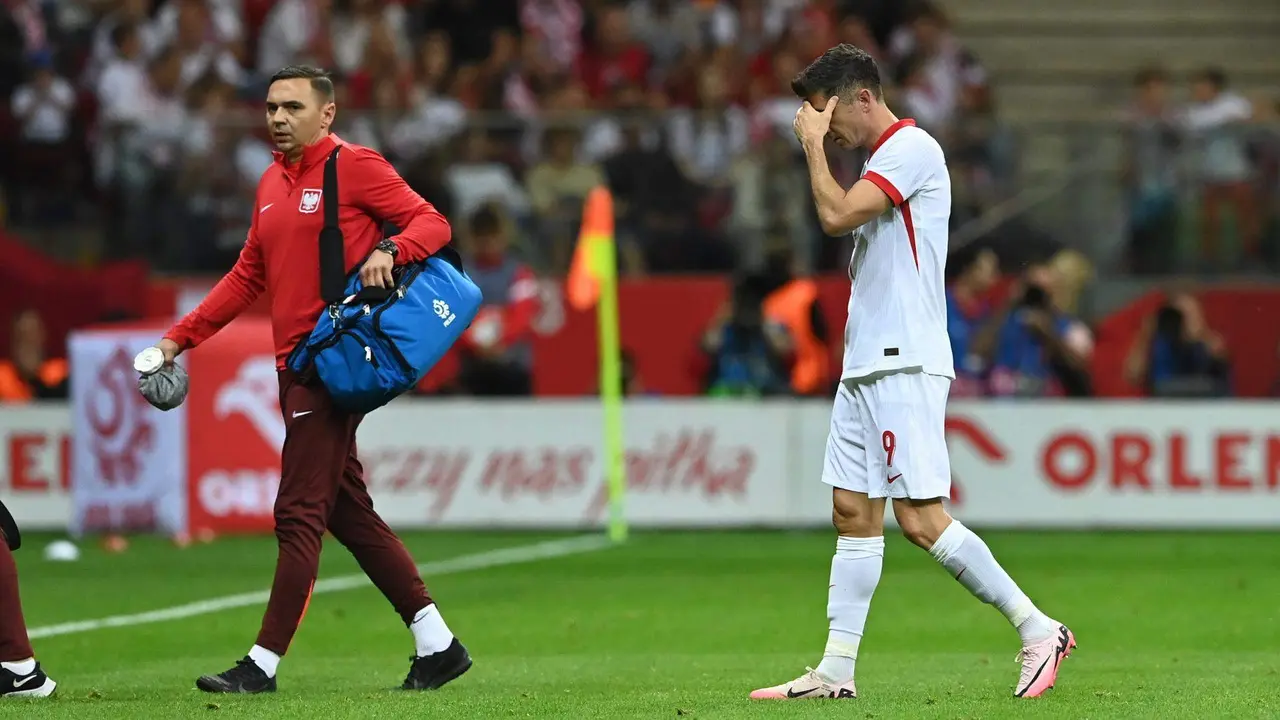 El delantero Robert Lewandowski (d) se retira lesionado durante el amistos que han jugado Polonia y Turqu&iacute;a en Varsovia,