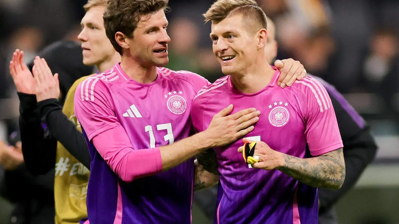 Thomas Mueller (L) and Toni Kroos celebran un gol ante Pa&iacute;ses Bajos, en un partido amistoso del pasado marzo. EFE/EPA/FRIEDEMANN VOGEL