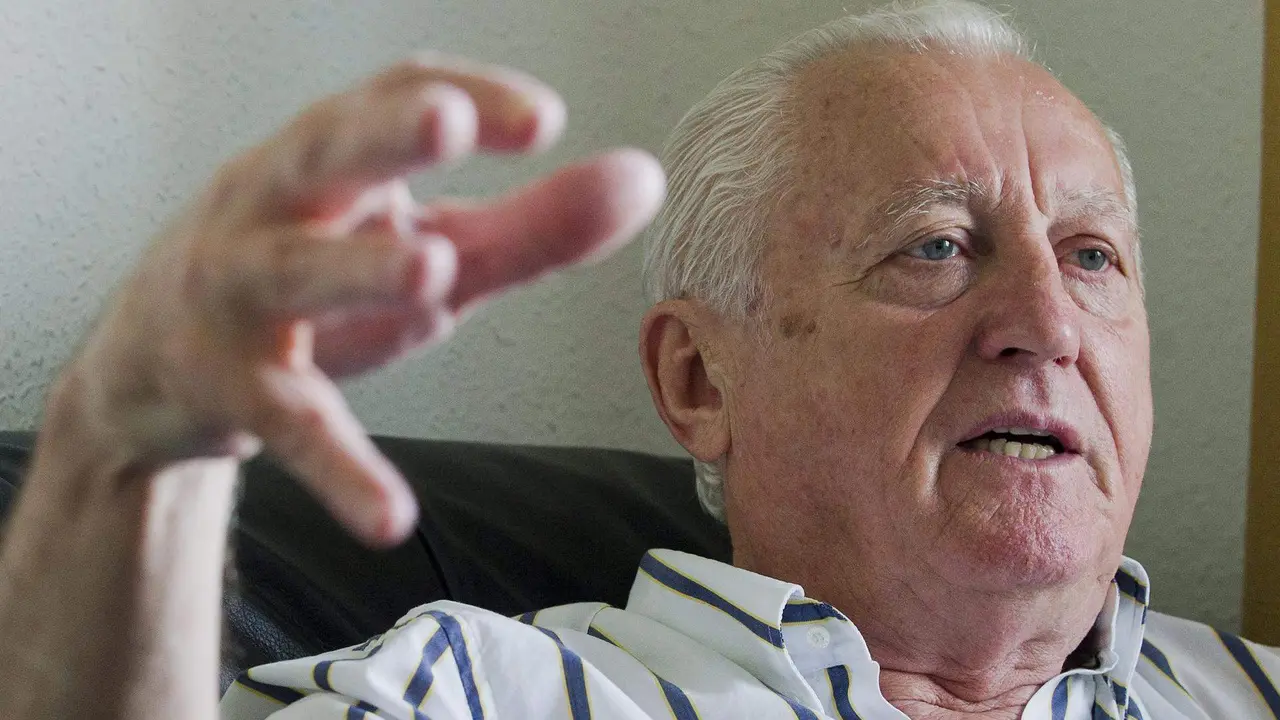 Fotograf&iacute;a de archivo tomada el 14 de septiembre de 2011 que muestra al ex jugador h&uacute;ngaro Florian Albert durante una entrevista en el estadio de su club, el Ferencvaros, que fue bautizado con su nombre en la noche de su 70 cumplea&ntilde;os en Budapest (Hungr&iacute;a). El legendario delantero h&uacute;ngaro Fl&oacute;ri&aacute;n Albert fue distinguido con el Bal&oacute;n de Oro en 1967. EFE/Tibor Illyes