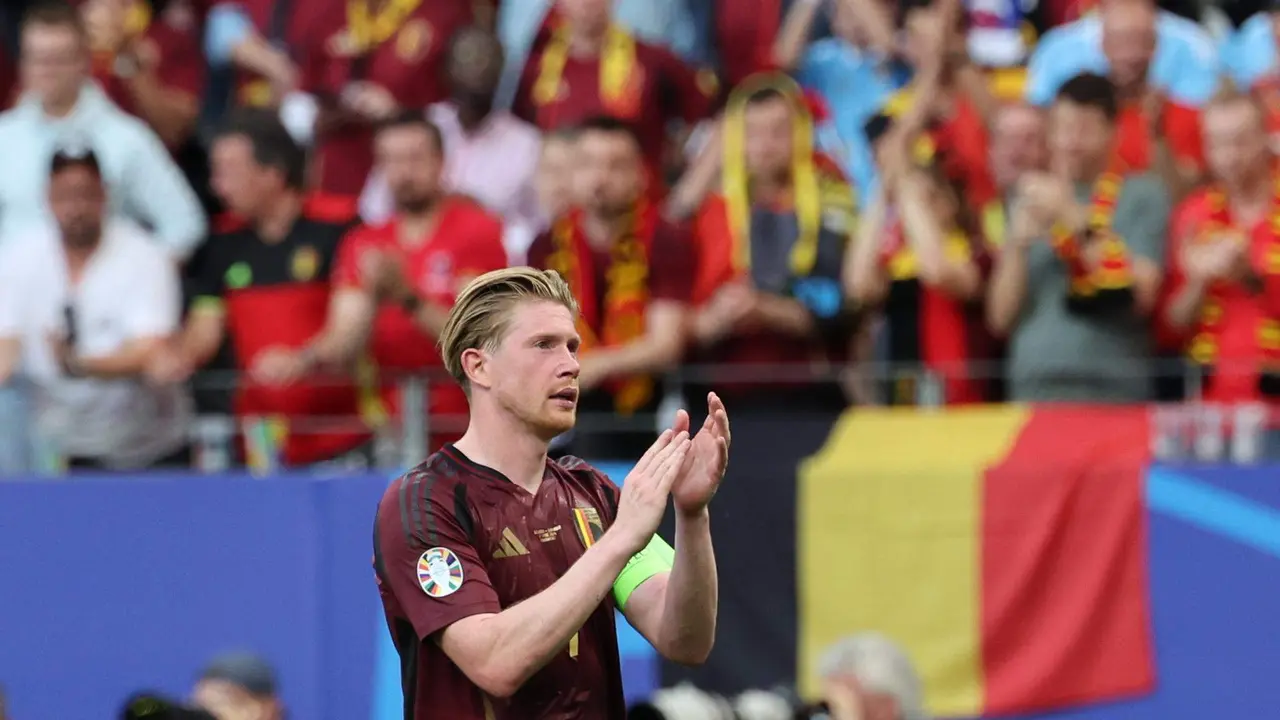 EL medio belga Kevin de Bruyne en Frankfort tras perder B&eacute;lgica con Eslovaquia. EFE/EPA/ABEDIN TAHERKENAREH