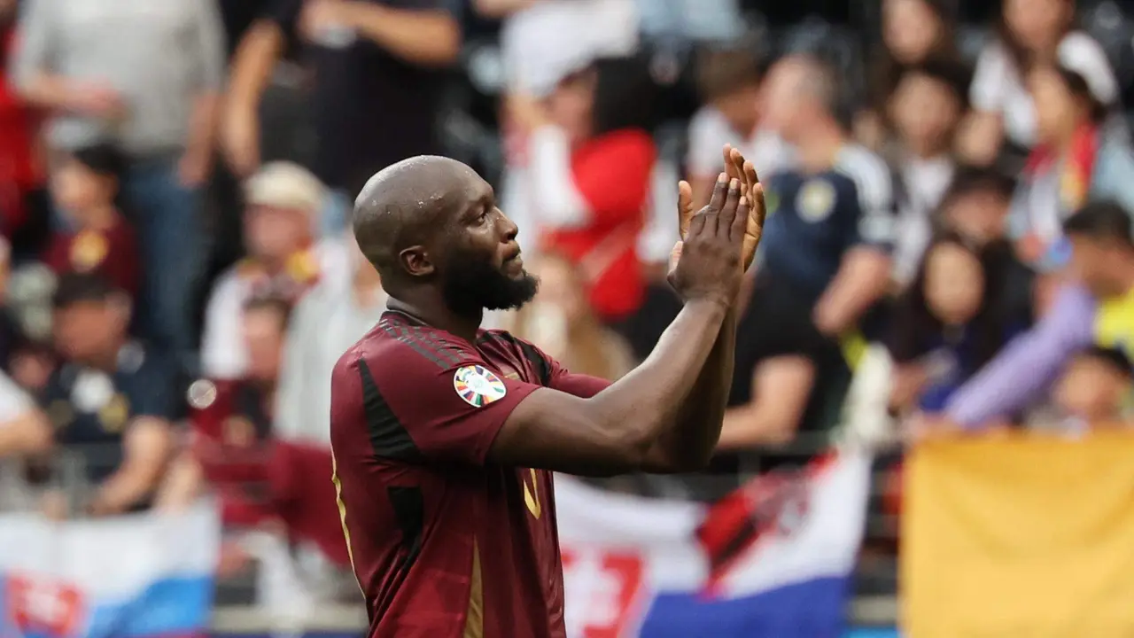 El delantero belga Romelu Lukaku tras el partido del grupo E que han jugado B&eacute;lgica y Eslovaquia en Fr&aacute;nkfort, Alemania. EFE/EPA/ROBERT GHEMENTEFE/EPA/ABEDIN TAHERKENAREH