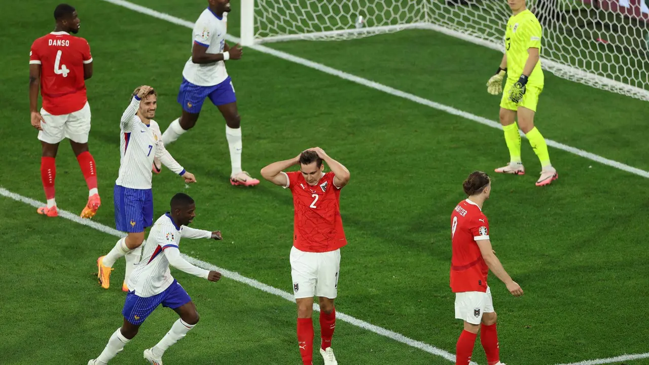 Maximilian W&ouml;ber, defensa de la selecci&oacute;n austriaca, muestra su decepci&oacute;n tras marcar gol en propia puerta ante Francia. EFE/EPA/GEORGI LICOVSKI