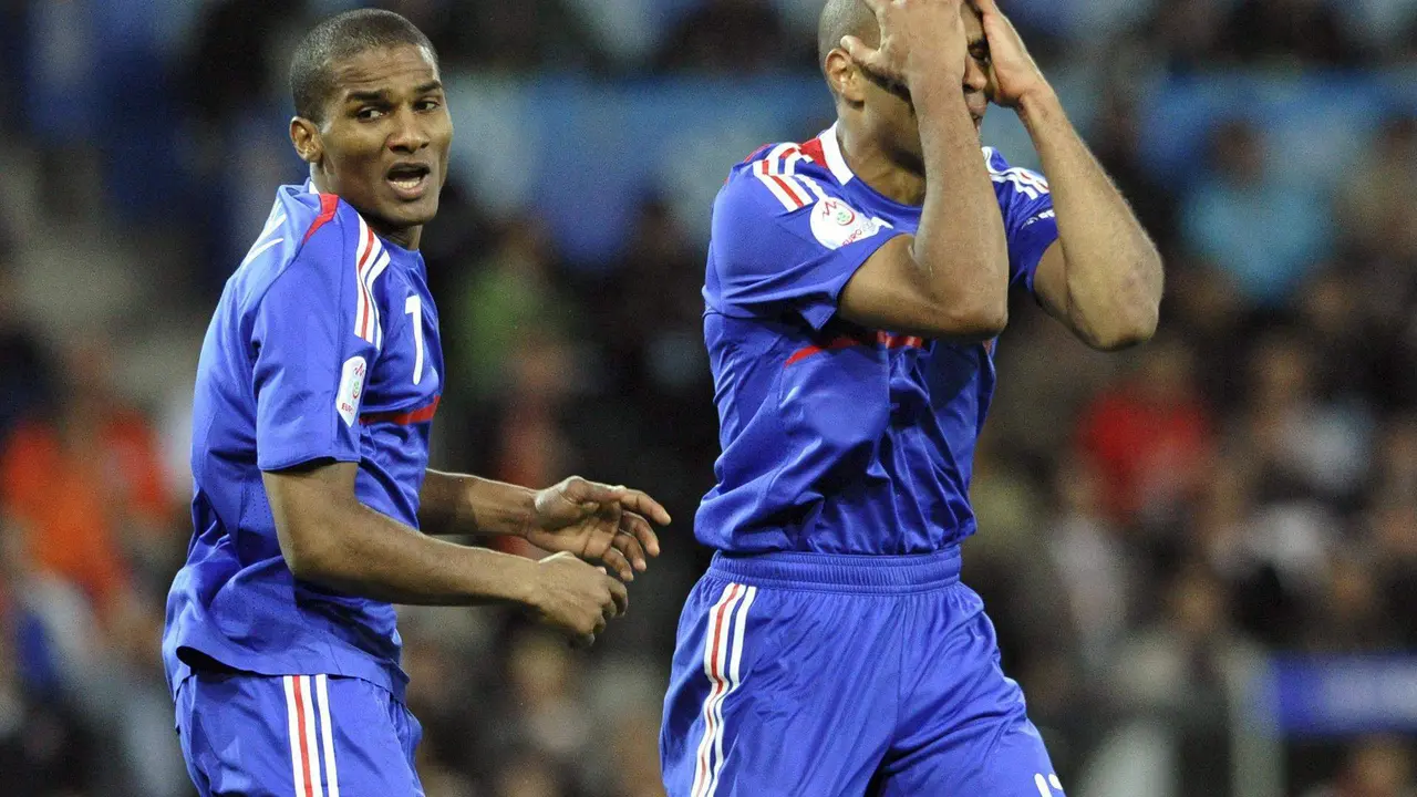 El franc&eacute;s Thierry Henry (d) se lamenta por una mano de los holandeses junto a su compa&ntilde;ero Florent Malouda (i) durante el partido de la Eurocopa 2008 entre Pa&iacute;ses Bajos y Francia en el estadio Stade de Suisse en Berna, Suiza. EFE/ PETER SCHNEIDER/Archivo