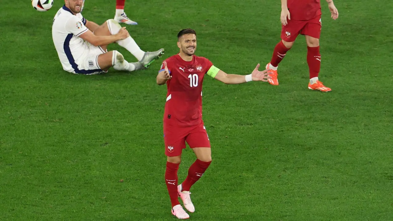 El jugador serbio Dusan Tadic durante el partido de la Eurocopa 2024 del grupo C entre Serbia e Inglaterra en Gelsenkirchen, Alemania. EFE/EPA/GEORGI LICOVSKI