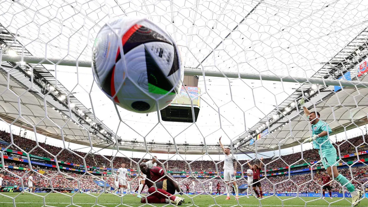 El delantero de B&eacute;lgica Romelu Lukaku (C) marca un gol que fue despu&eacute;s anulado por el VAR durante el partido del Grupo E de la Eurocopa disputado entre B&eacute;lgica y Eslovaquia en Frankfurt Main, Alemania. EFE/ABEDIN TAHERKENAREH