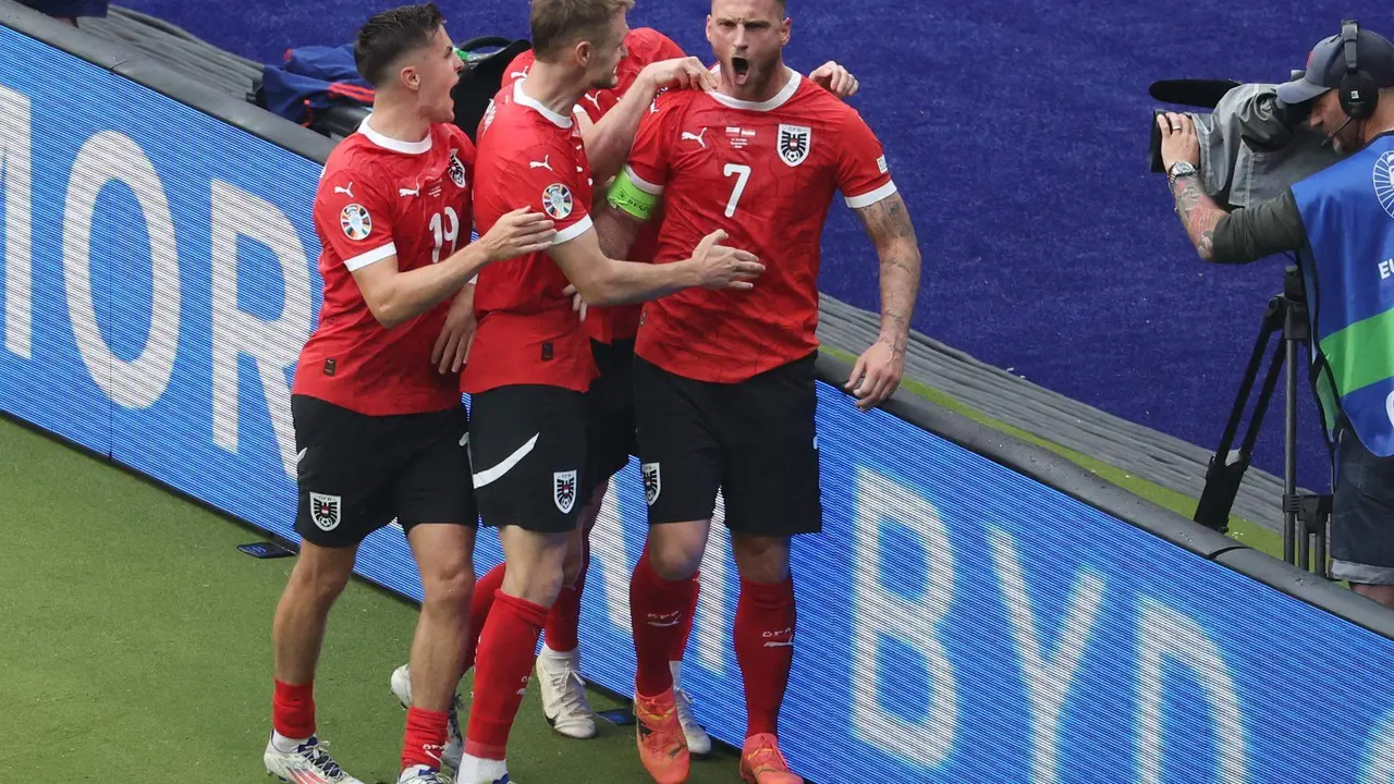 El delantero austriaco Marko Arnautovic (d) celebra su gol de penalti durante el partido del grupo D que han jugado Polonia y Austriaen el Olimpico de Berl&iacute;n, Alemania. EFE/EPA/ABEDIN TAHERKENAREH