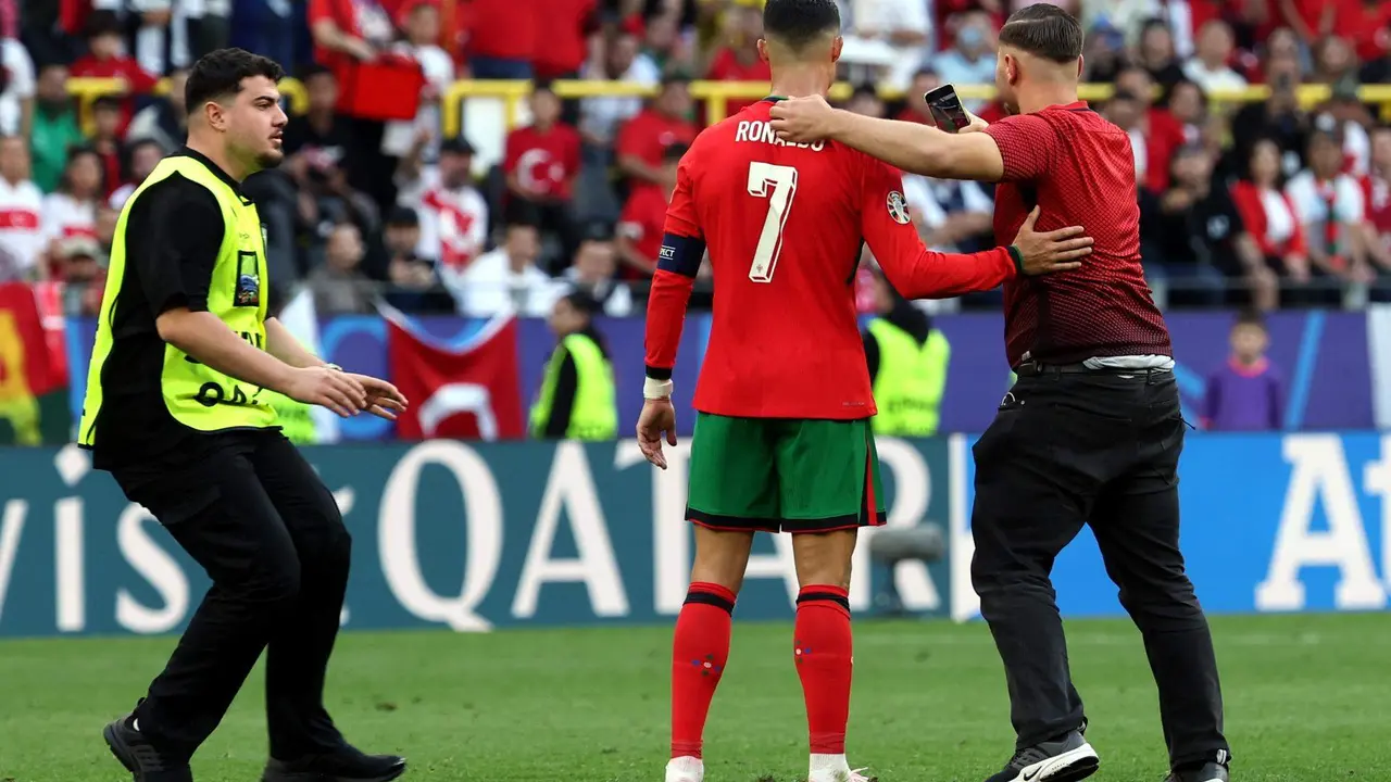 Un espont&aacute;neo salta al c&eacute;sped de Dortmund para saludar a Cristiano Ronaldo EFE/EPA/FRIEDEMANN VOGEL