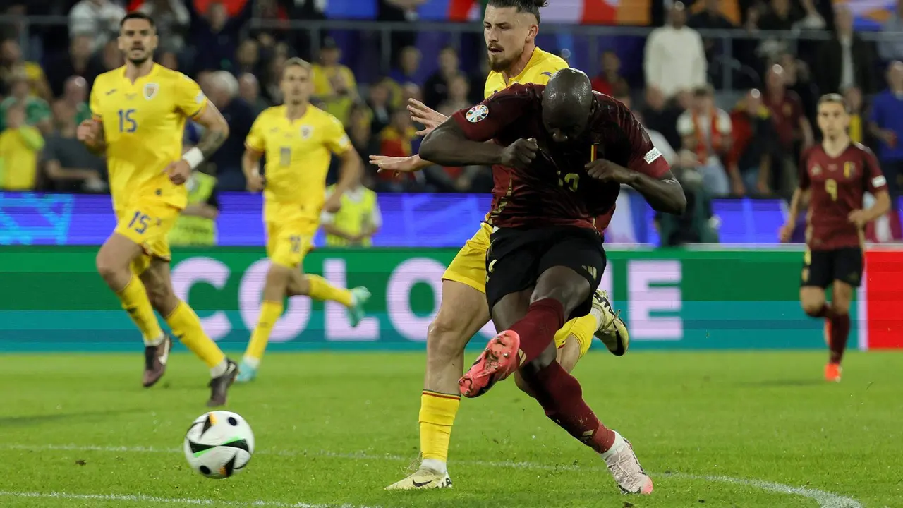 El delantero belga Romelu Lukaku en el partido ante Ruman&iacute;a juugado en Colonia, Alemania. EFE/EPA/RONALD WITTEK