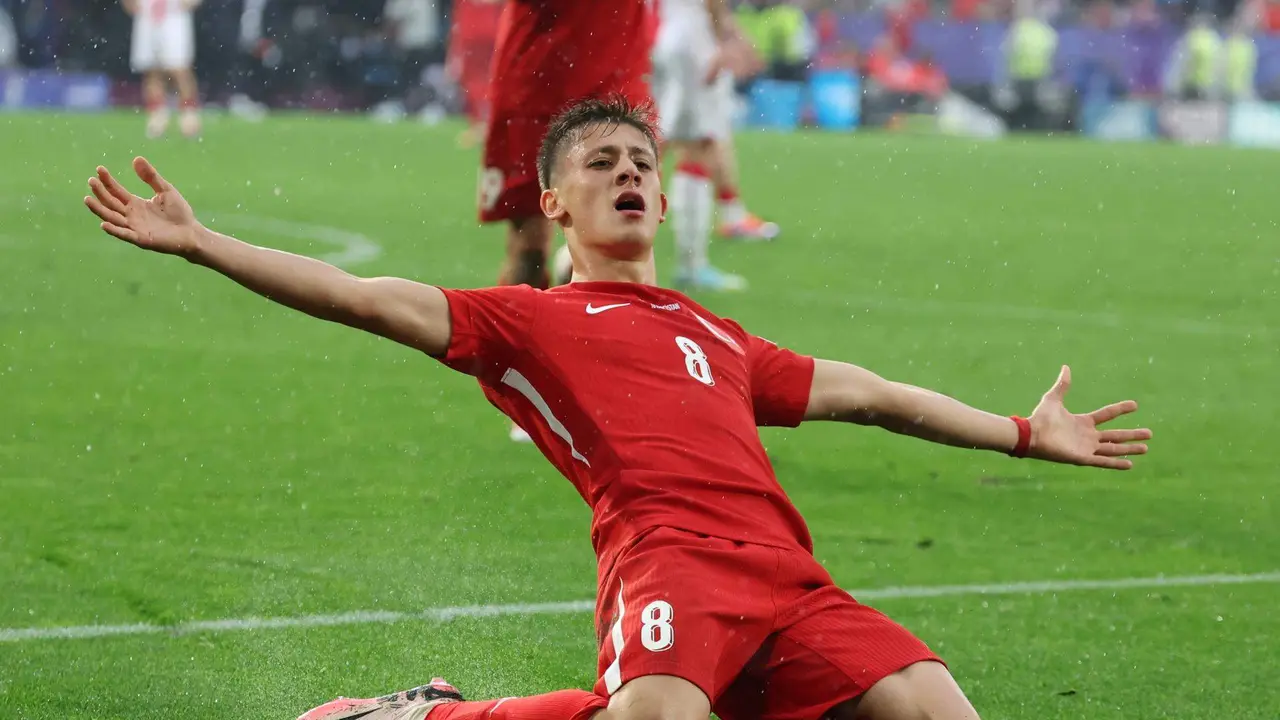 El jugador de Turqu&iacute;a Arda G&uuml;ler celebra un gol, en una foto de archivo. EFE/CHRISTOPHER NEUNDORF