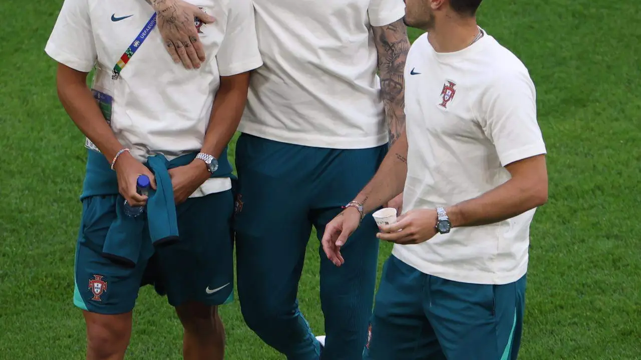 Joao Felix (I), con sus comp&ntilde;aeros antes del partido del grupo F que juegan Georgia y Portugal en Gelsenkirchen, Alemania. EFE/EPA/CHRISTOPHER NEUNDORF