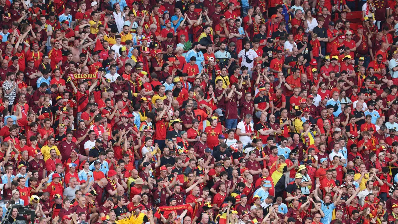 Aficionados belgas asisten al partido entre su selecci&oacute;n y la de Ucrania en la Eurocopa (0-0). EFE/EPA/MOHAMED MESSARA