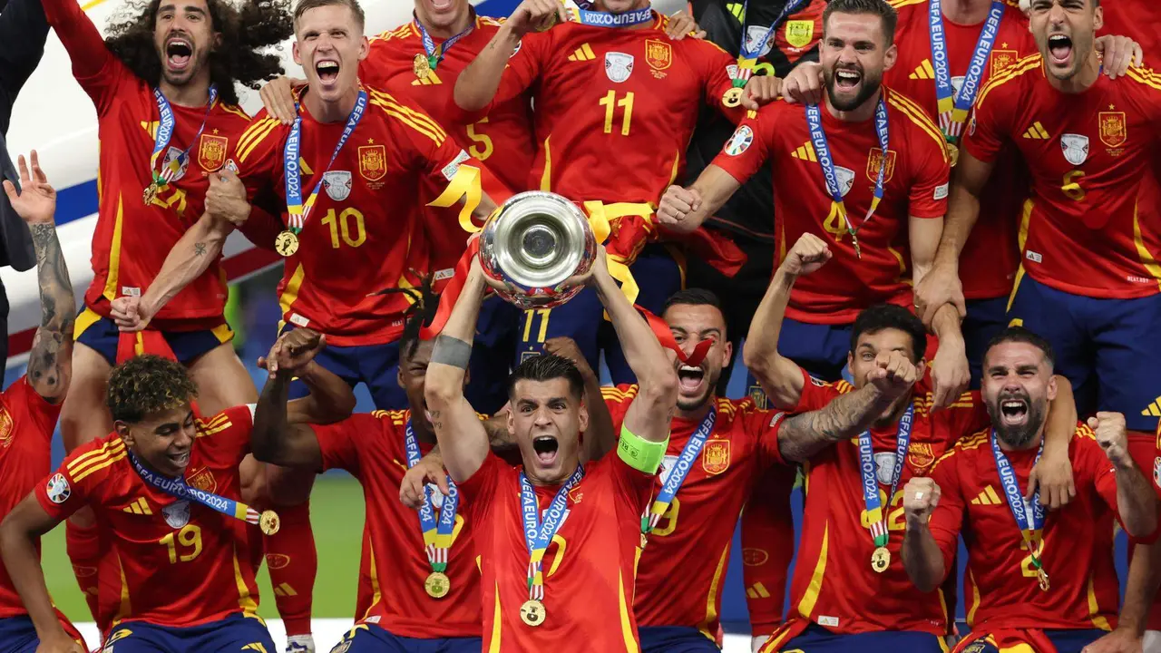 Alvaro Morata levanta el trofeo en Berl&iacute;n, Alemania. EFE/EPA/FRIEDEMANN VOGEL