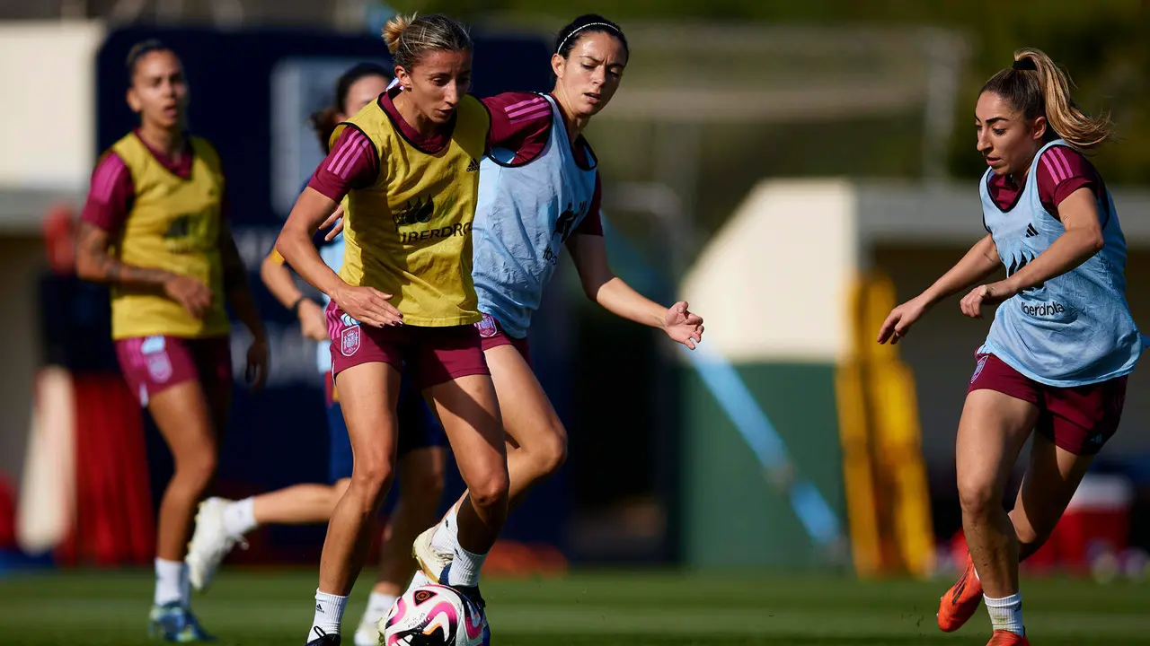 Las jugadoras de la selecci&oacute;n espa&ntilde;ola de f&uacute;tbol Sheila Garc&iacute;a (i) Aitana Bonmat&iacute; (c) y Olga Carmona durante el entrenamiento realizado este lunes EFE/RFEF/David Aliaga