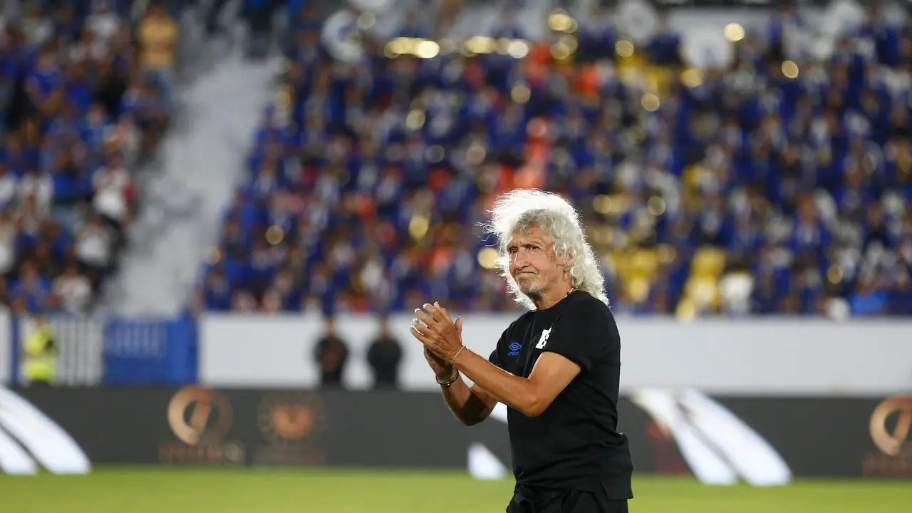 El exfusbol&iacute;sta salvadore&ntilde;o Jorge "M&aacute;gico" Gonz&aacute;lez recibe un homenaje previo a un partido amistoso entre El Salvador y Pachuca en el Estadio Nacional Jorge &laquo;El M&aacute;gico&raquo; Gonz&aacute;lez en San Salvador (El Salvador). EFE/Rodrigo Sura