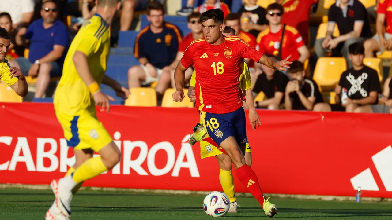 Gerard Mart&iacute;n conduce el bal&oacute;n. EFE/ Juanjo Martin