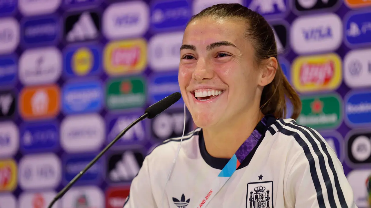 La centrocampista de la selecci&oacute;n espa&ntilde;ola Patri Guijarro ofrece una rueda de prensa este mi&eacute;rcoles en Berna (Suiza), previa al primer partido de grupos que disputan las espa&ntilde;olas ma&ntilde;ana ante Portugal en el marco de la Eurocopa Femenina 2025. EFE/ Ana Escobar