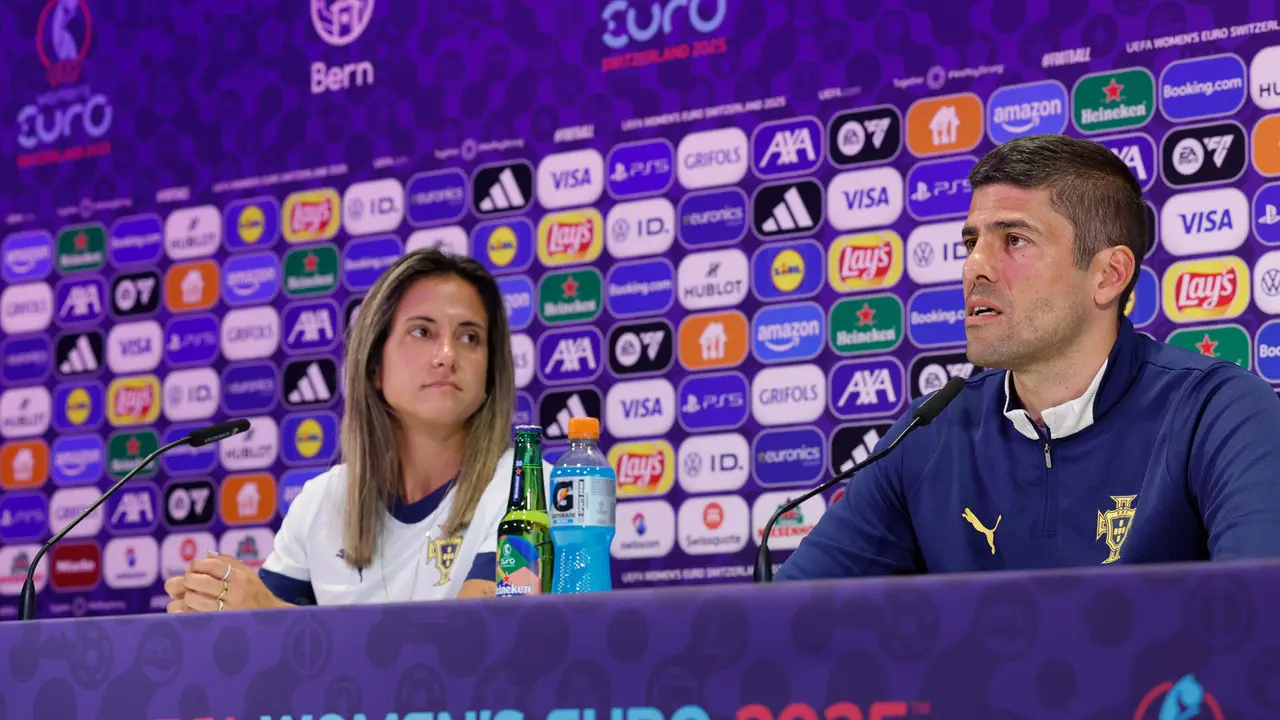 La jugadora de la selecci&oacute;n portuguesa Dolores Silva (i) y el entrenador, Francisco Neto, durante una rueda de prensa este mi&eacute;rcoles en Berna (Suiza), previa al primer partido de grupos que disputan las portuguesas ma&ntilde;ana ante Espa&ntilde;a en el marco de la Eurocopa Femenina 2025. EFE/ Ana Escobar