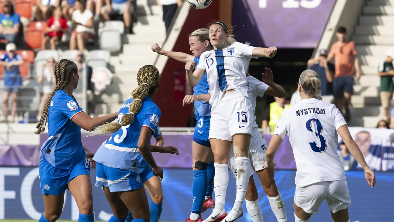 La islandesa Sandra Jessen (i) licha por el bal&oacute;n con la finlandesa Natalia Kuikka en el primer partido de la Eurocopa. EFE/EPA/ANTHONY ANEX