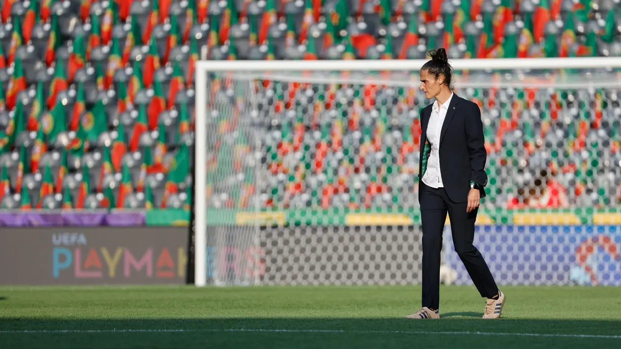 La seleccionara de la selecci&oacute;n de Espa&ntilde;a, Montse Tom&eacute;, en el terreno de juego del Stade de Suisse en Berna este jueves, previo al partido de la fase de grupos de la Eurocopa Femenina 2025 entre Portugal y Espa&ntilde;a, en la ciudad Suiza. EFE/ Ana Escobar