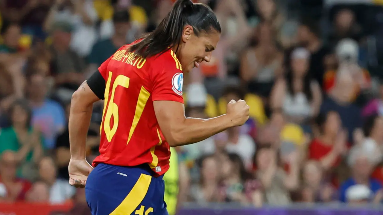 La delantera de la selecci&oacute;n espa&ntilde;ola Cristina Mart&iacute;n-Prieto celebra el quinto gol del combinado espa&ntilde;ol durante el partido del grupo B de la Eurocopa Femenina 2025, disputado hoy jueves entre Portugal y Espa&ntilde;a, en el Stade de Suisse en Berna. EFE/ Ana Escobar