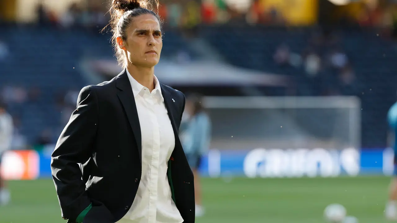 La seleccionadora espa&ntilde;ola, Montse Tom&eacute;, durante el reconocimiento al terreno de juego este viernes, previo al partido del Grupo B de la Eurocopa 2025 que disputan ante la selecci&oacute;n de Italia, en el Estadio Wankdorf, en Berna (Suiza). EFE/ Ana Escobar