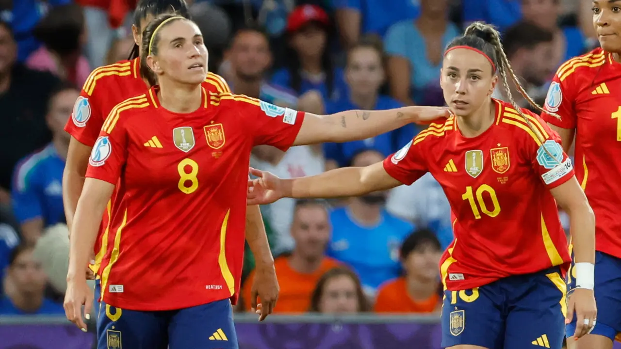 La delantera espa&ntilde;ola Athenea del Castillo (d) celebra tras anotar el gol del empate este viernes, durante el partido del Grupo B de la Eurocopa 2025 que disputan las selecciones de Italia y Espa&ntilde;a, en el Estadio Wankdorf, en Berna (Suiza). EFE/ Ana Escobar