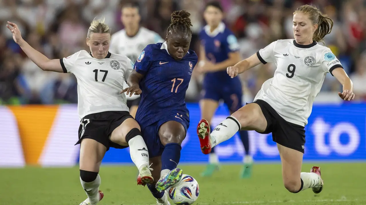 La jugadora francesa Sandy Baltimore (c) trata de seguir con el bal&oacute;n ante las alemanas Franziska Kett (I) y Sjoeke Nuesken durante el partido de cuartos de final que han jugado Francia y Alemania en Basilea, Suiza.) EFE/EPA/MICHAEL BUHOLZER