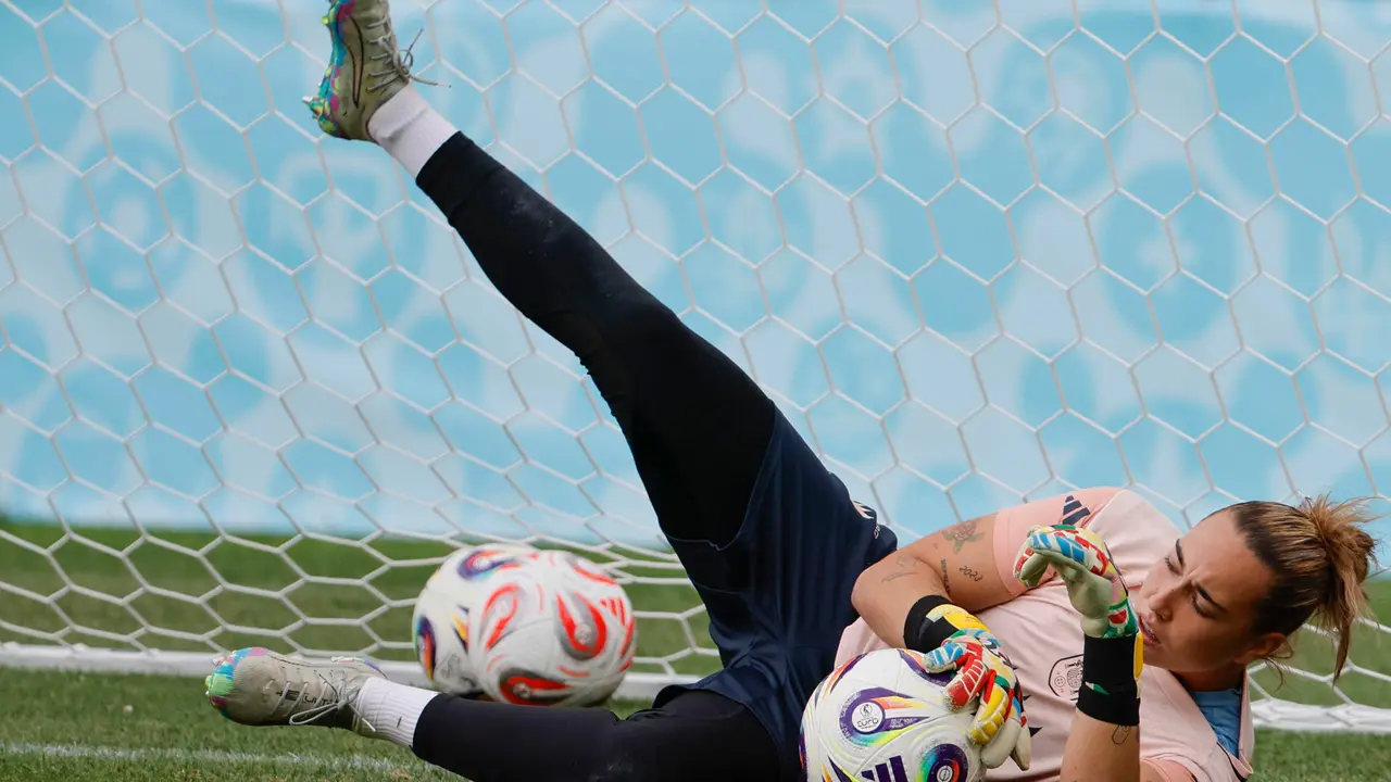 La portera de la selecci&oacute;n espa&ntilde;ola Cata Coll, durante el entrenamiento previo al partido de semifinales de la Eurocopa de f&uacute;tbol que disputar&aacute;n el pr&oacute;ximo mi&eacute;rcoles ante Alemania. EFE/Ana Escolar