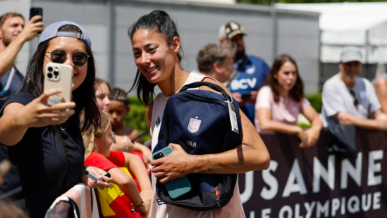 La jugadora de la selecci&oacute;n espa&ntilde;ola Leila Ouahabi se fotograf&iacute;a con los aficionados tras el entrenamiento celebrado en Lausana, en Suiza, previo al partido de semifinales de la Eurocopa de f&uacute;tbol que disputar&aacute;n ante Alemania. EFE/Ana Escobar