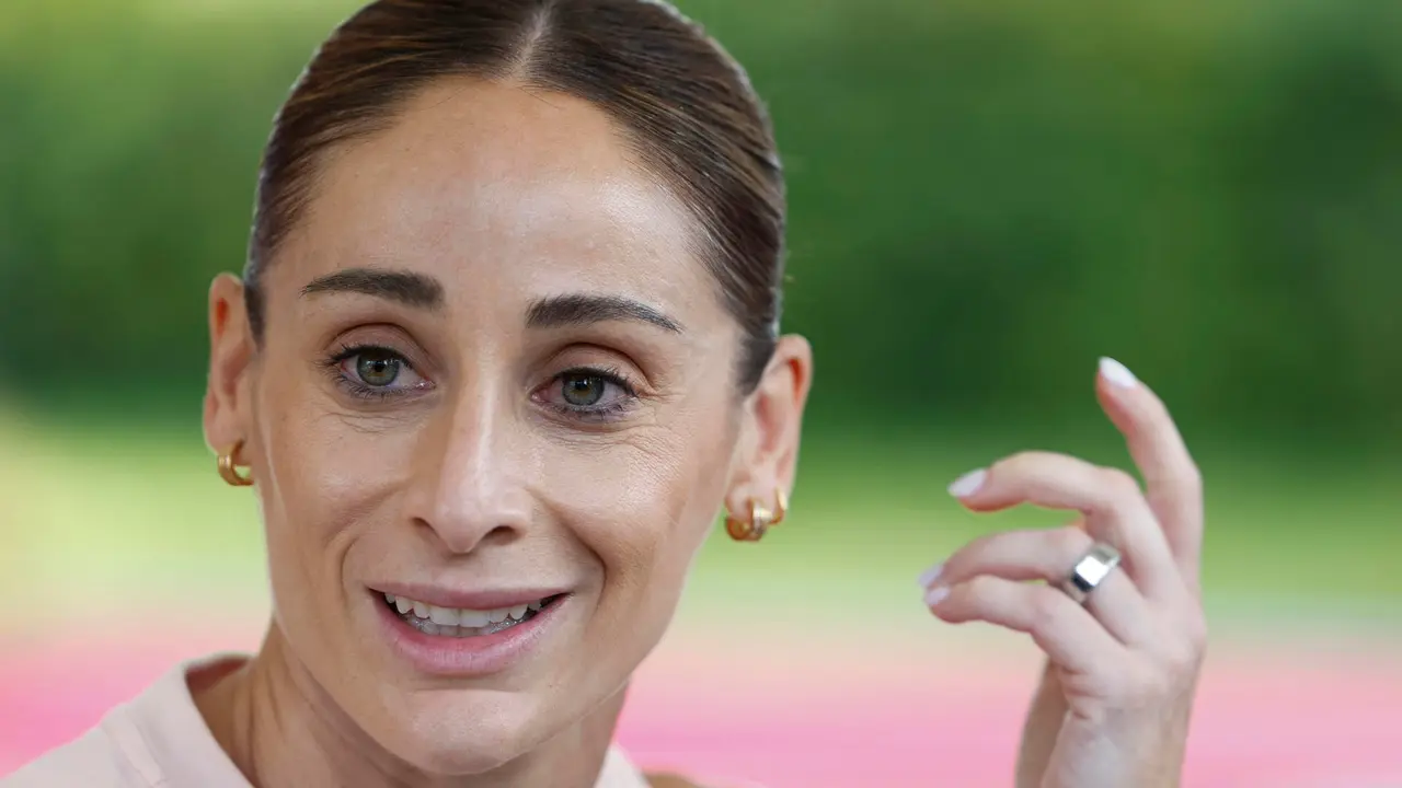 La jugadora de la selecci&oacute;n espa&ntilde;ola, Esther Gonz&aacute;lez, durante la rueda de prensa que ha ofrecido hoy jueves en Lausana, previa a la final que disputan el pr&oacute;ximo domingo frente a Inglaterra. EFE / Ana Escobar.