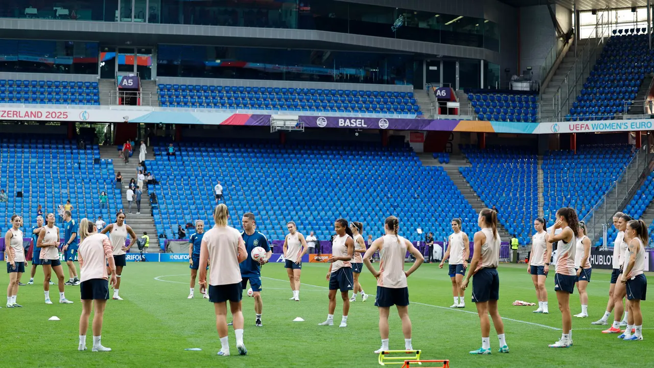 Las jugadoras de la selecci&oacute;n espa&ntilde;ola durante el entrenamiento que el combinado espa&ntilde;ol ha realizado este s&aacute;bado, en el St. Jakob Park de Basilea (Suiza), previo al partido de final de la Eurocopa Femenina 2025 que disputan Espa&ntilde;a e Inglaterra. EFE/ Ana Escobar