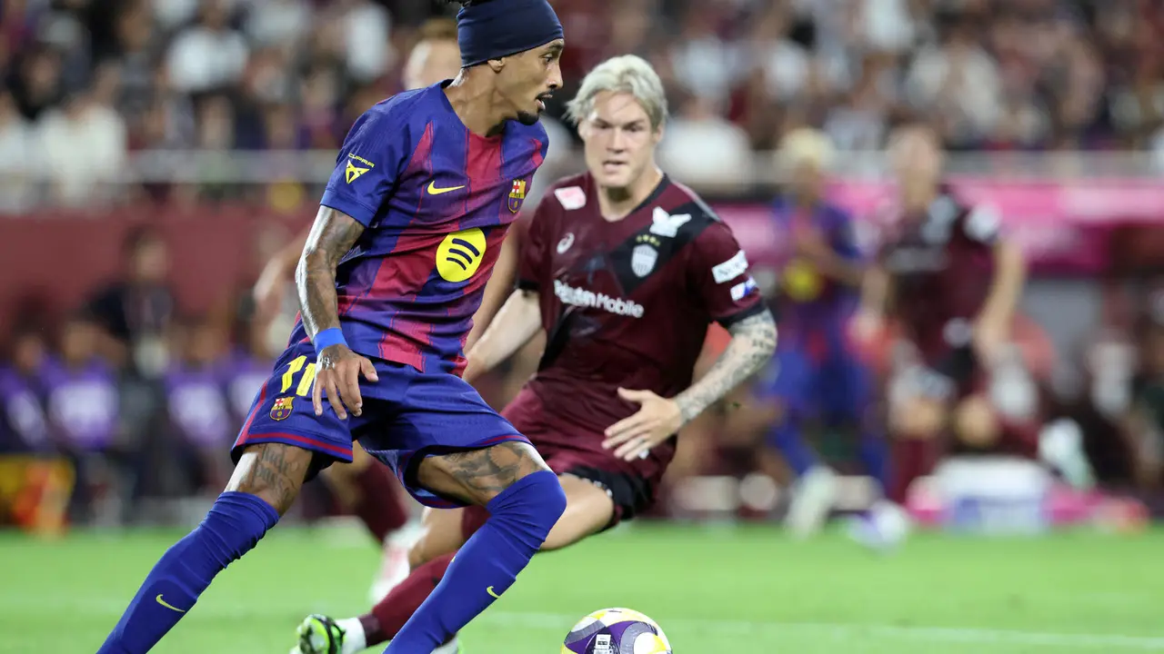 El delantero brasile&ntilde;o del Barcelona Raphinha (i) en acci&oacute;n durante el amistoso entre el Vissel Kobe y el FC Barcelona, en el Noevir Stadium Kobe (Jap&oacute;n). EFE/ Buddhika Weerasinghe