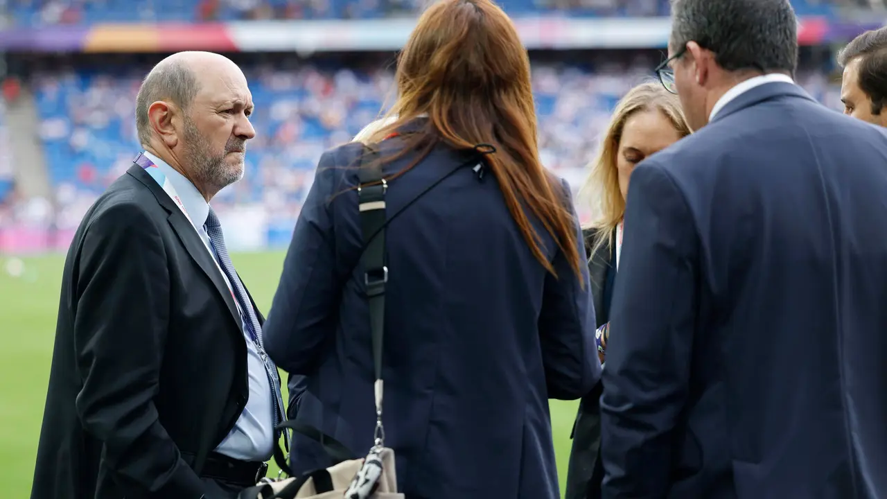 El presidente de la Real Federaci&oacute;n Espa&ntilde;ola de F&uacute;tbol (RFEF), Rafael Louz&aacute;n (i) en el St. Jakob Park de Basilea (Suiza), horas antes de la final de la Eurocopa Femenina 2025 que disputan este domingo Espa&ntilde;a e Inglaterra. EFE/ Ana Escobar