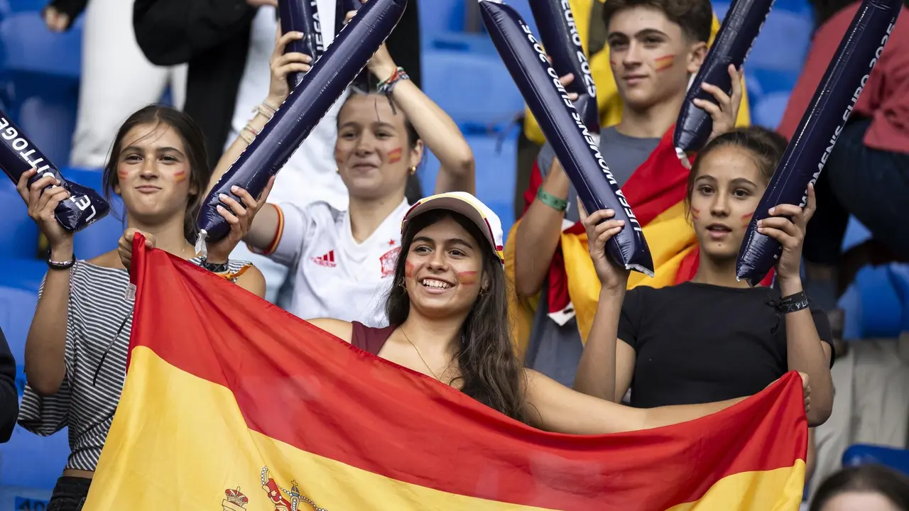 Hinchas espa&ntilde;olas en la final de la UEFA Women EURO 2025 entre Espa&ntilde;a e Inglaterra en Basilea, Suiza. EFE/EPA/GEORGIOS KEFALAS