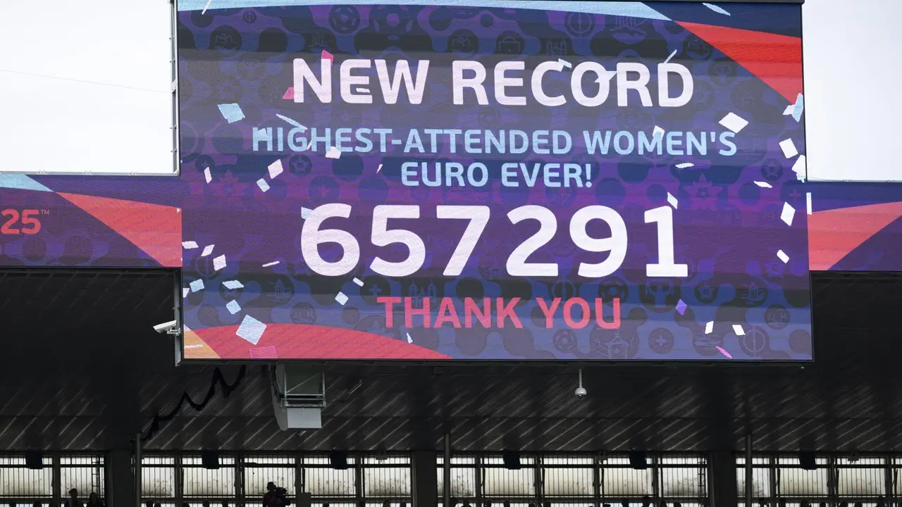 El marcador electr&oacute;nico muestra el n&uacute;mero de aficioandos totales que han acudido a las gradas de los estadios suizos durante la Eurocopa 2025. EFE/EPA/GEORGIOS KEFALAS