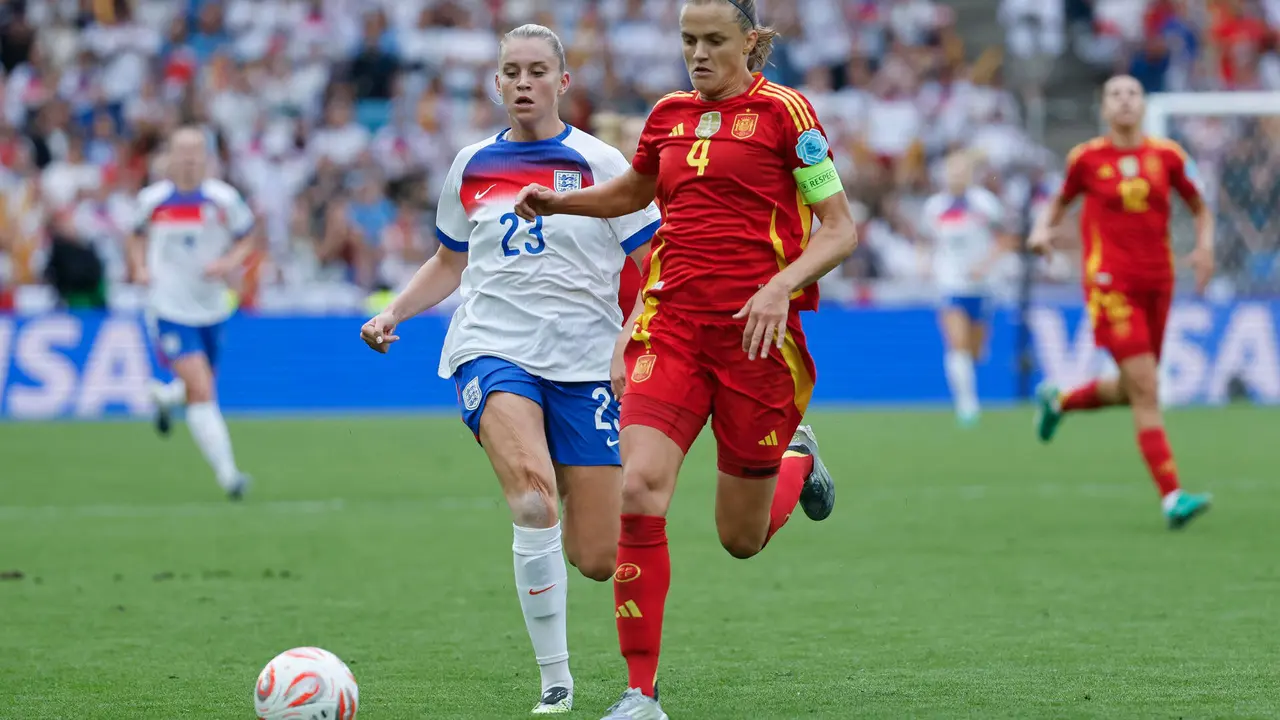 La defensora de Espa&ntilde;a, Irene Paredes (d), persigue el bal&oacute;n ante la delantera de Inglaterra, Alessia Russo, durante el encuentro correspondiente a la final de la Eurocopa Femenina 2025 que disputaron este domingo Espa&ntilde;a e Inglaterra en el St. Jakob Park de Basilea (Suiza). EFE/ Ana Escobar.