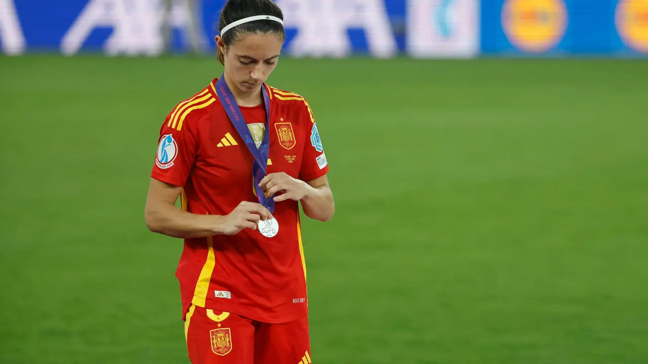 Las jugadora de la selecci&oacute;n espa&ntilde;ola, Aitana Bonmat&iacute;, tras recibir la medalla de subcampeonas de la final de la Eurocopa Femenina 2025, que han disputado este domingo frente a Inglaterra en el St. Jakob Park de Basilea (Suiza). EFE/ Ana Escobar.